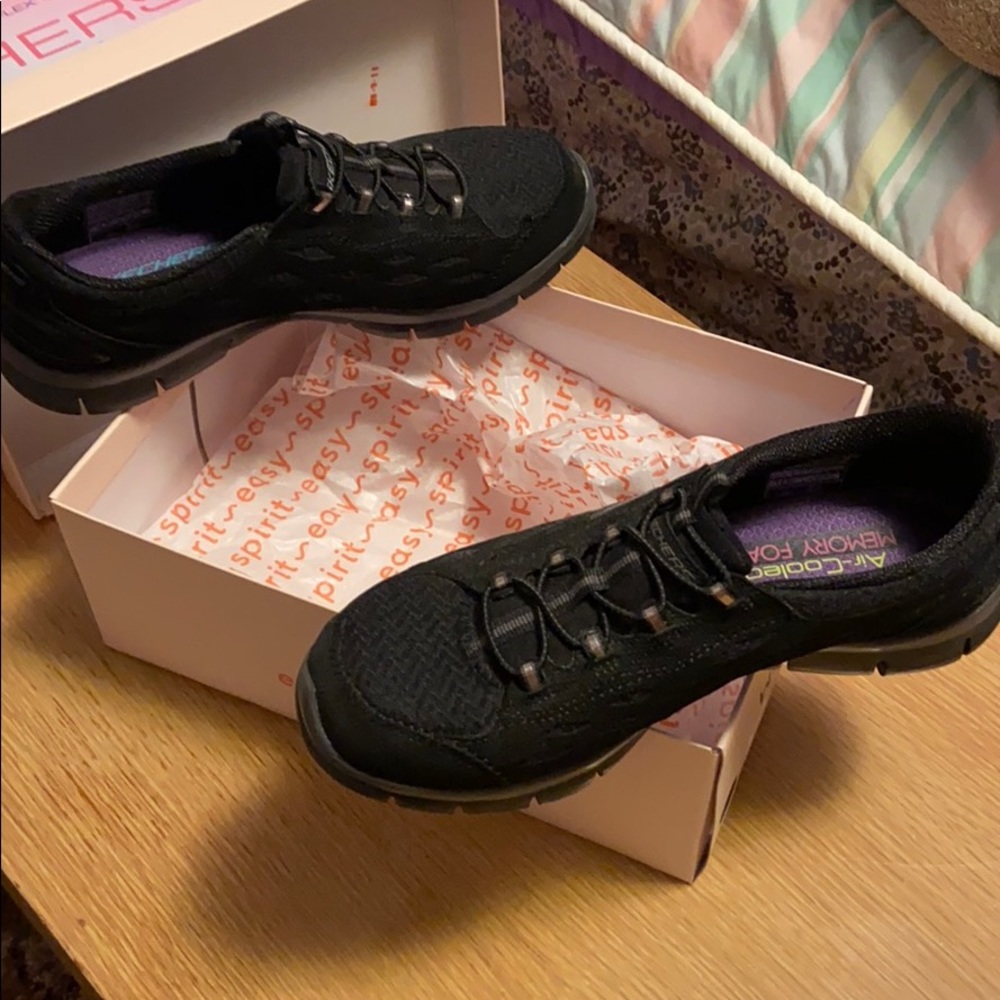 Black sketcher sneakers